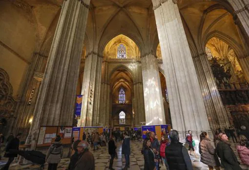 Visitantes en la exposición sobre Murillo de la Catedral