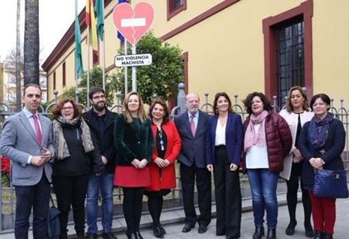 Acto de presentación de la campaña «No a la violencia machista» a las puertas de la Diputación