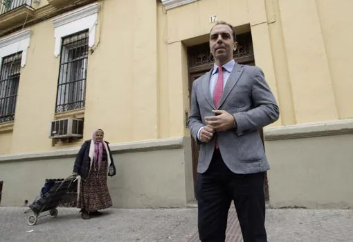 El portavoz de Ciudadanos, Javier Millán, frente al edificio Pinillos