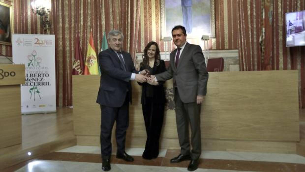 Antonio Tajani recibe el premio Jiménez-Becerril