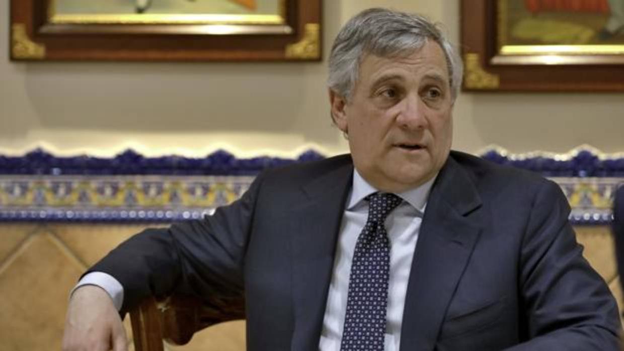 Tajani, durante la entrevista de este lunes en un restaurante de Sevilla