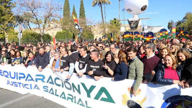 Miles de personas piden en Sevilla la equiparación de sueldos en las fuerzas de seguridad