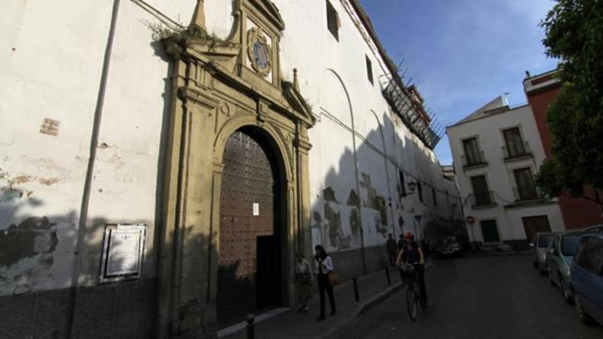Puerta de la iglesia del convento de San Leandro