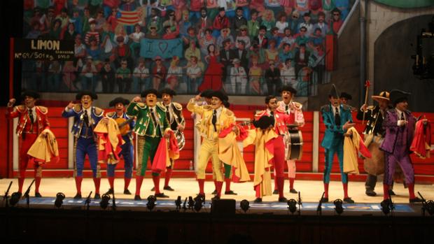 Carnaval de Cádiz: La chirigota de Sevilla «Una corrida en tu cara» vuelve en semifinales al teatro Falla