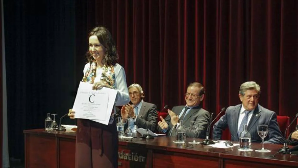 Federico Trillo entregando el diploma acreditativo a la premiada