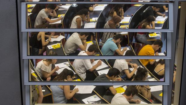 MIR 2018: 2.200 estudiantes sanitarios de Sevilla se examinan este sábado