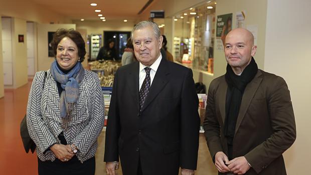 Mauricio Domínguez Domínguez-Adame dona a Sevilla su biblioteca particular