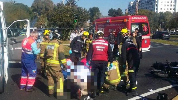 Muere un motorista tras colisionar con un coche en la Avenida Montesierra de Sevilla