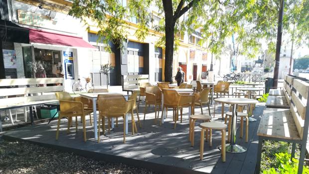 La Policía desmonta una terraza ilegal en un bar del Paseo Colón