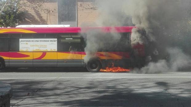 Un autobús de Tussam ardiendo es desalojado en Manuel Siurot