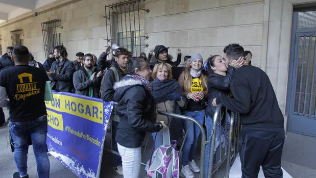 El juez envía prisión a los seis okupas que agredieron a la Policía durante un desalojo en Sevilla