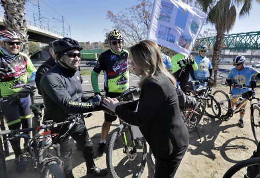 La presidenta de la Junta, Susana Díaz, atendiendo a los ciclistas presentes
