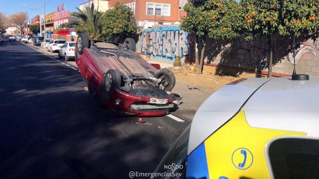 Un conductor sin permiso vuelca su coche tras chocar con una farola en el Polígono Carretera Amarilla