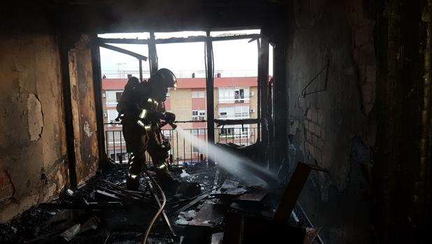 Un incendio obliga al desalojo de un bloque de viviendas en la avenida de San Lázaro