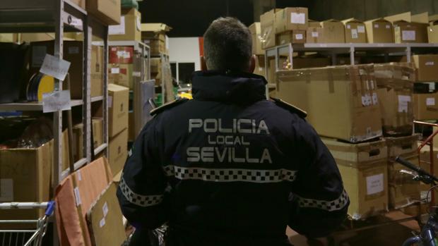 La Policía Local interviene en Nervión 500 fundas falsificadas de teléfonos móviles y tabletas