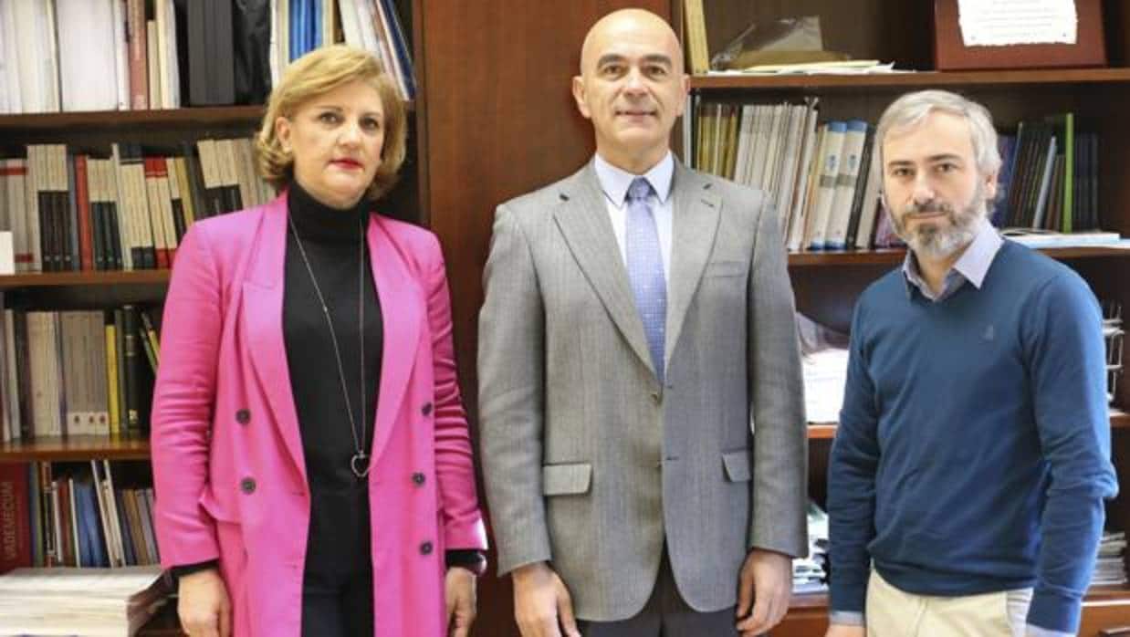 Rocío Marín, directora del Instituto de Medicina Legal (IML) de Sevilla; Julio Guija, jefe del servicio de Psiquiatría del IML; y Lucas Giner, profesor del Departamento de Psiquiatría de la Facultad de Medicina