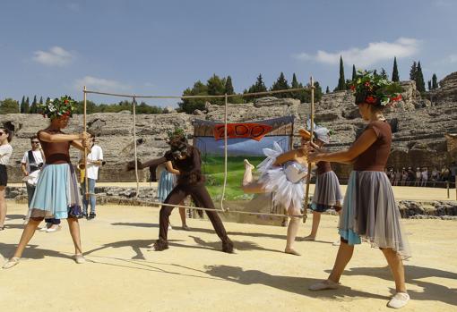 Actividad teatralizada en el conjunto arqueológico de Itálica