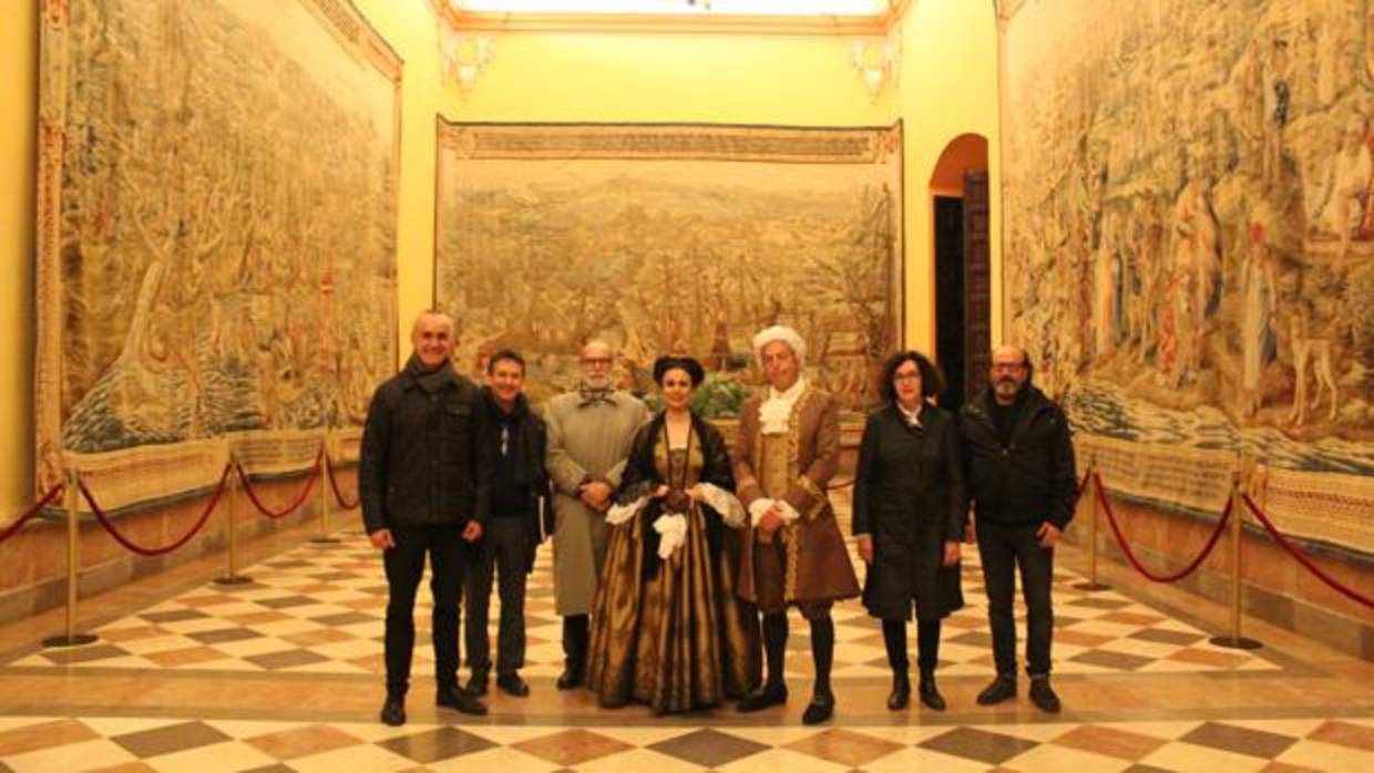 Responsables del monumento junto a miembros de la Compañía de Teatro Clásico de Sevilla