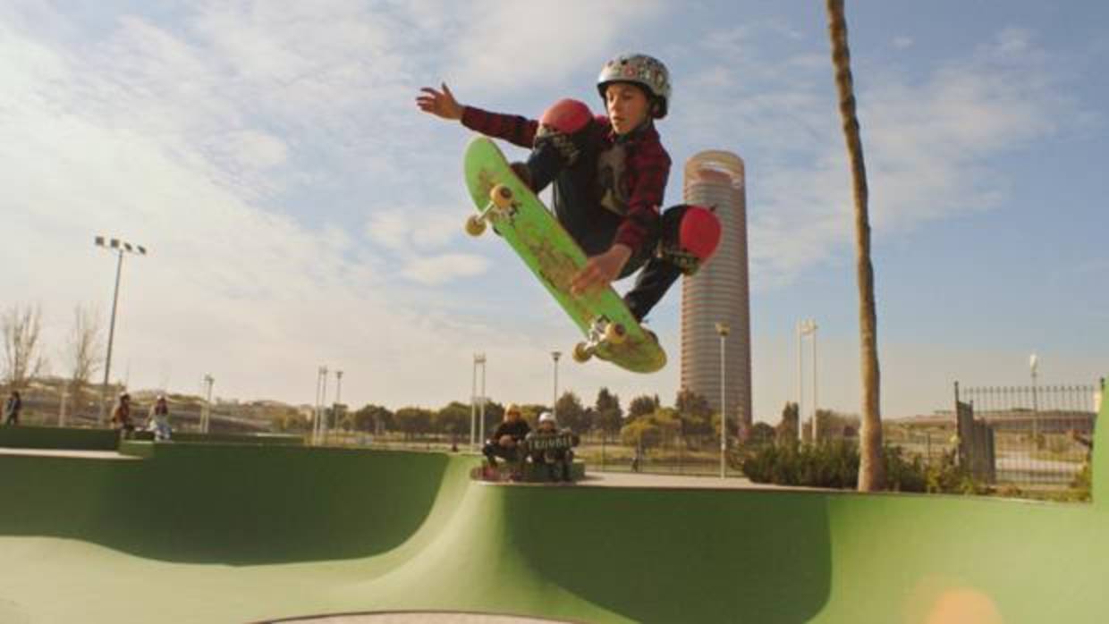 David Parrilla patinando en el skate de Plaza de Armas con la Torre Sevilla al fondo