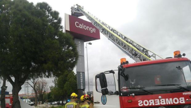 Se desprende una chapa del rótulo del Polígono Calonge de Sevilla por los fuertes vientos