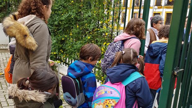 Los niños del colegio España de Sevilla, obligados a comer en una guardería por falta de servicio propio