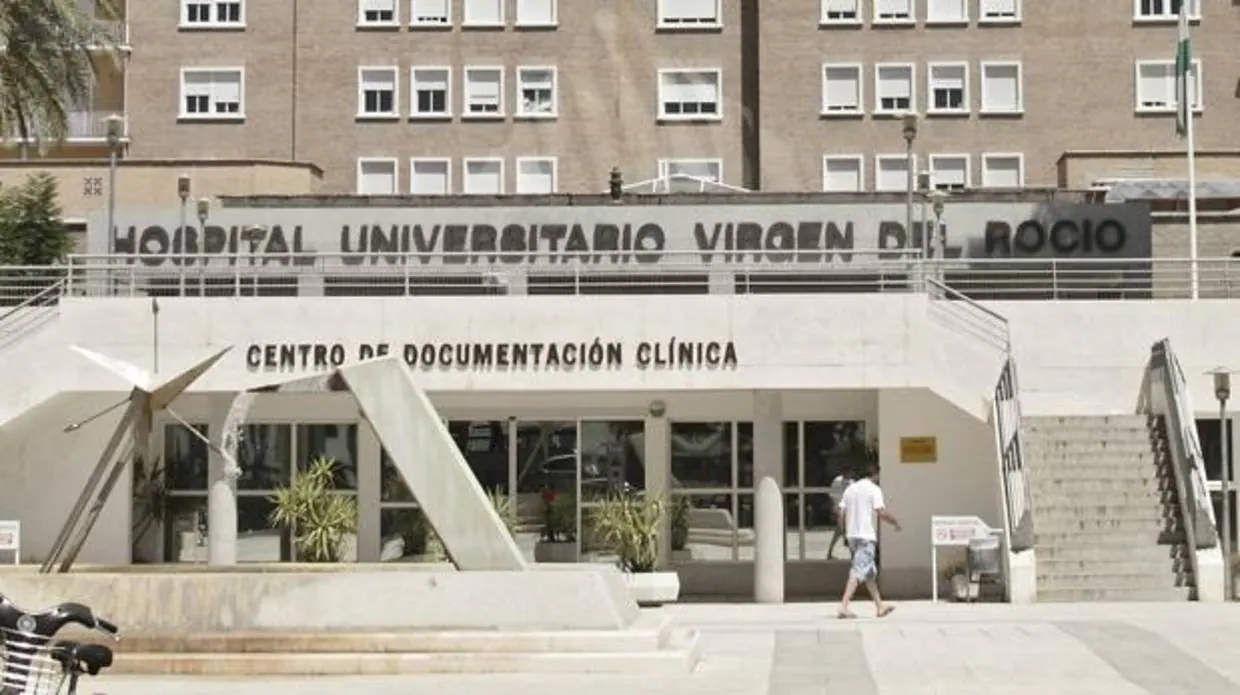 Hospital Virgen del Rocío, donde un paciente con tuberculosis sin diagnosticar ha convivido con otros enfermos y sus familiares