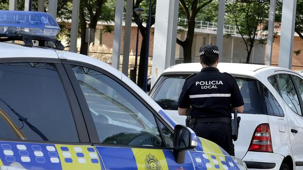 Un ladrón agrede a una policía local y le rompe la muñeca tras intentar robar a una menor