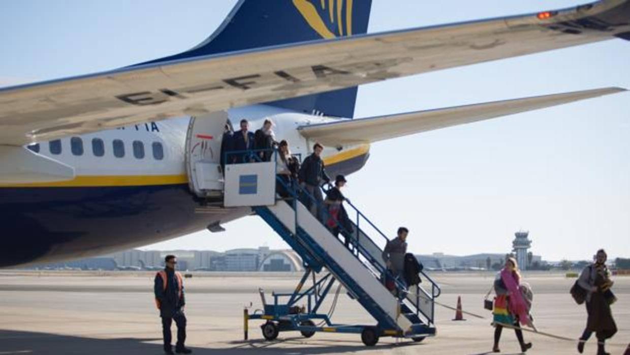 Pasajeros bajan en el aeropuerto de San Pablo