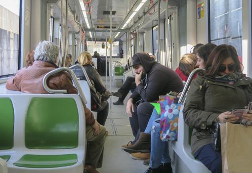 Interior de uno de los vehículos del metro de Sevilla