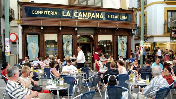 Los hosteleros ven «una broma de mal gusto» promocionar Sevilla con veladores prohibidos