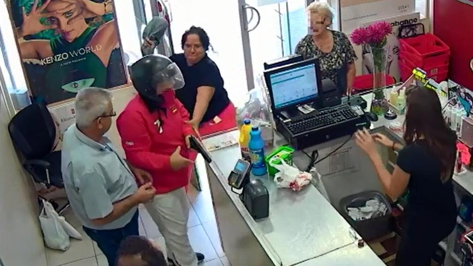 Condenado el atracador de una perfumería al que redujeron los clientes con botes champú en Sevilla