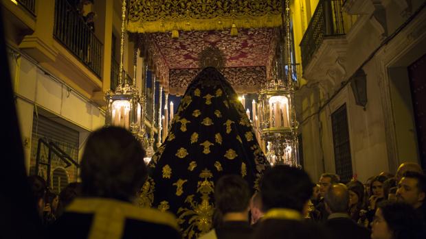 Vídeo: Solemne paso de la Virgen de los Dolores de las Penas frente al Museo