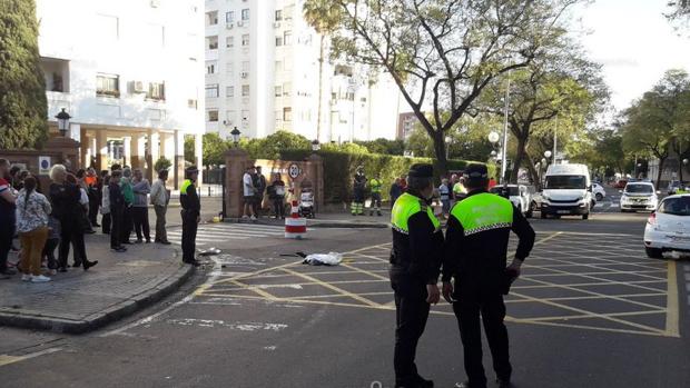 Muere un motorista tras el impacto con un coche en la calle Antioquía de Sevilla