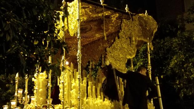 El paso de la Virgen del Rosario Doloroso de San Pablo pierde parte de una bambalina durante la procesión del Lunes Santo