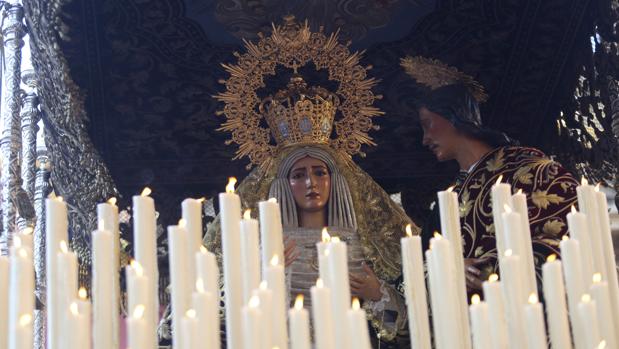 Vídeo: El «nuevo» Martes Santo regala una estampa histórica en la salida de la Virgen del Dulce Nombre