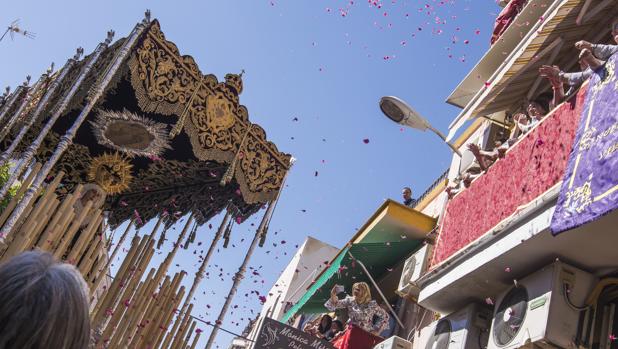 Vídeo: Impresionante petalada a la Virgen del Cerro del Águila