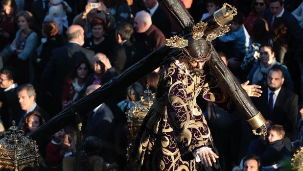 Vídeo: La salida de Nuestro Padre Jesús con la Cruz al Hombro de la hermandad de El Valle