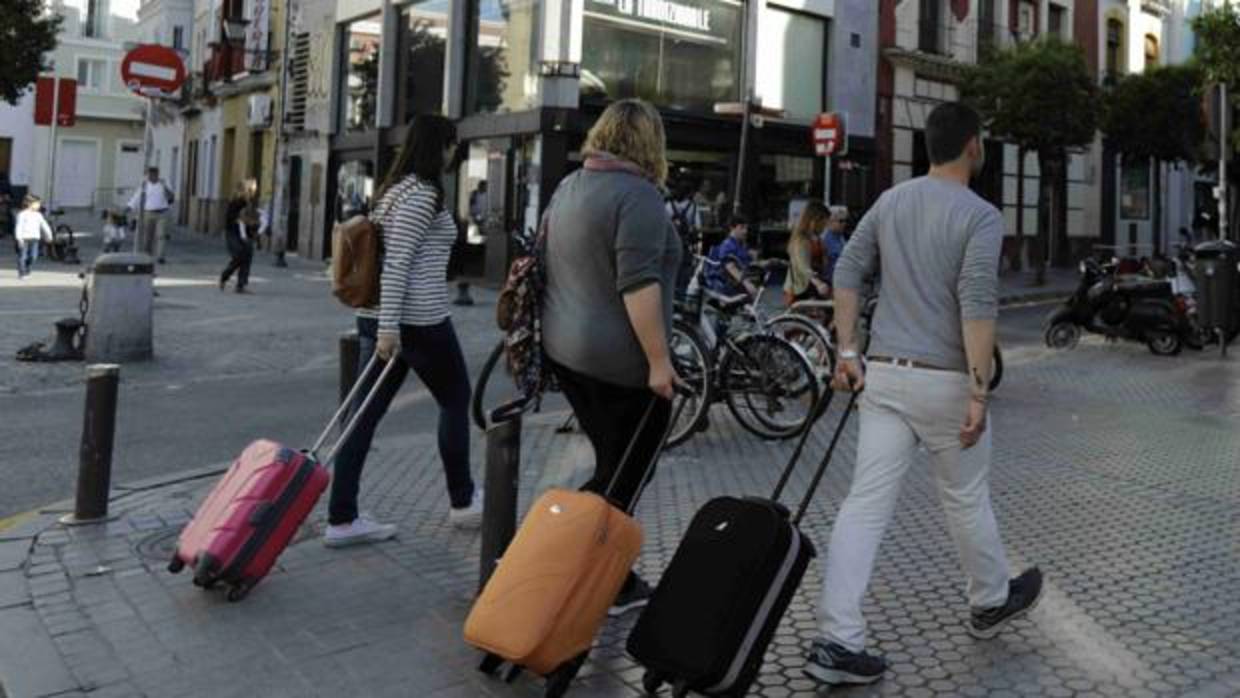 Turistas andando por Sevilla