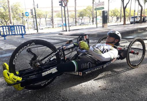 Alfonso Ruiz, con la bicicleta con la que entrena todos los días, ha sido cinco veces campeón de Andalucía de ciclismo adaptado en la categoría de «handbike» o ciclismo a mano