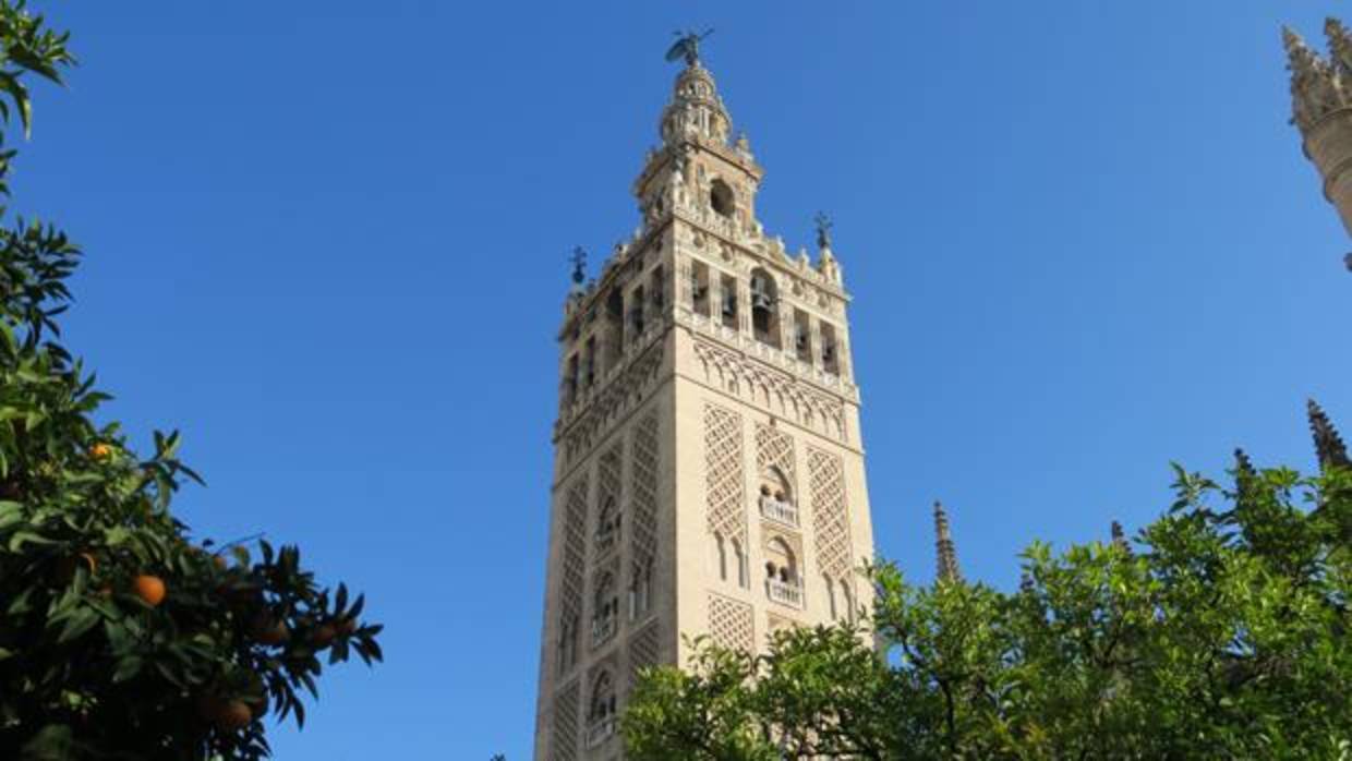 La cara oeste de la Giralda después de la restauración