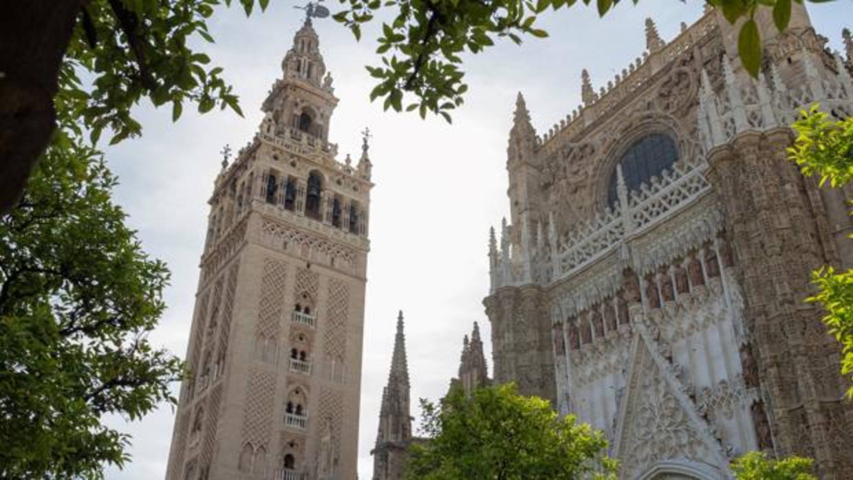 La cara oeste de la Giralda ya restaurada