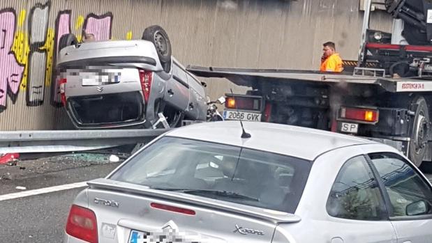 Herida una mujer tras salirse de la carretera A-49 y caer varios metros con su vehículo en Sevilla