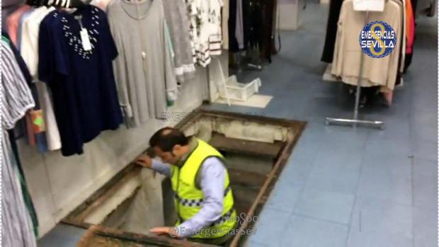 Precintado un bazar en la Macarena por albergar material altamente inflamable