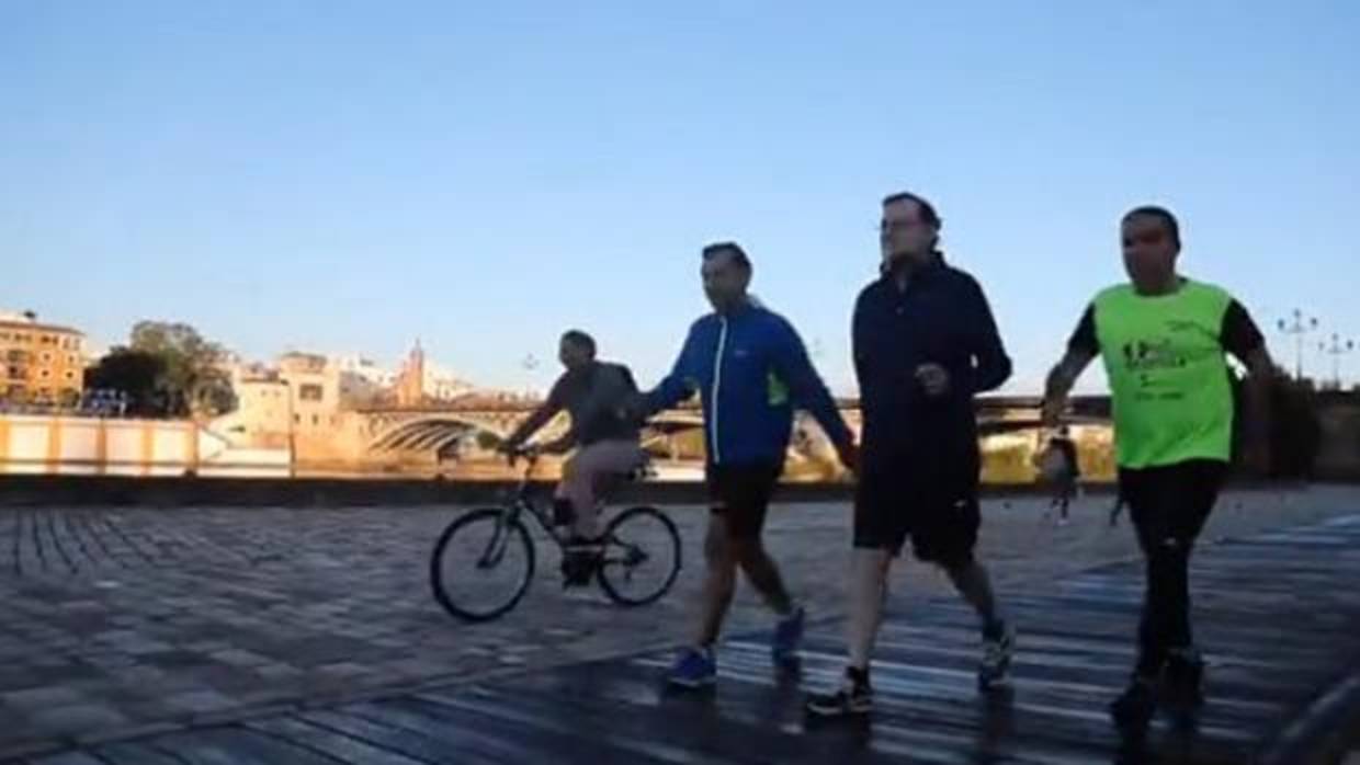 Mariano Rajoy, este domingo, paseando junto al río Guadalquivir