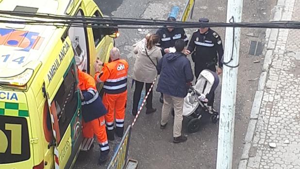 Cae un cascote junto al carrito de un bebé en la calle Virgen del Valle de Sevilla