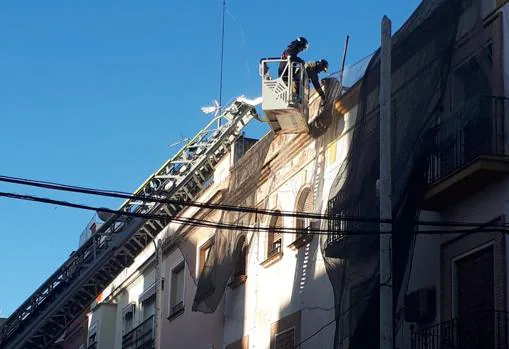 Bomberos revisan la fachada de la calle Virgen del Valle para evitar nuevos desprendimientos