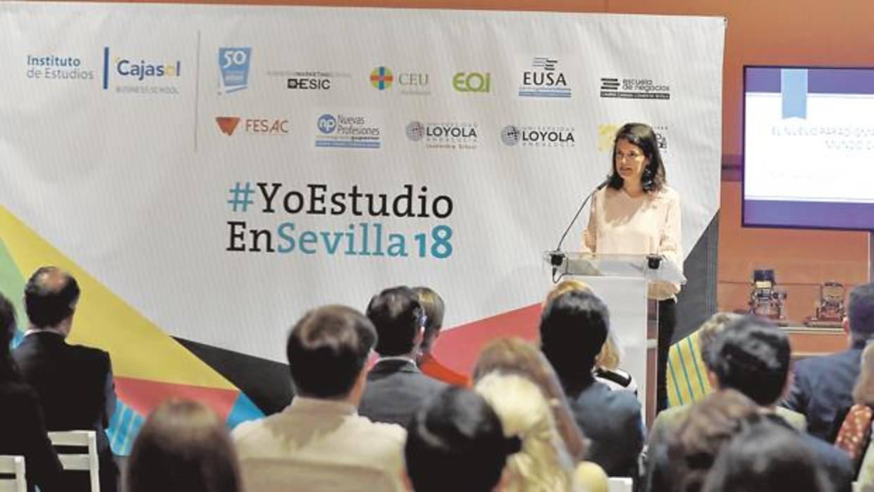 Isabel Aguilar se dirige a los asistentes a la presentación de #YoEstudioEnSevilla18