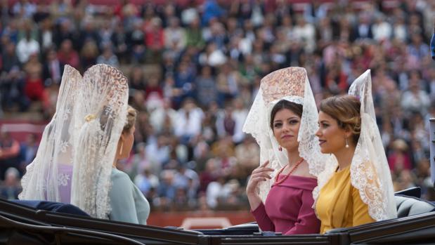 Exhibición de destreza en el manejo de los enganches en la plaza de la Maestranza de Sevilla