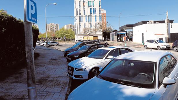 El estacionamiento en batería genera nuevos problemas en la circulación de Sevilla