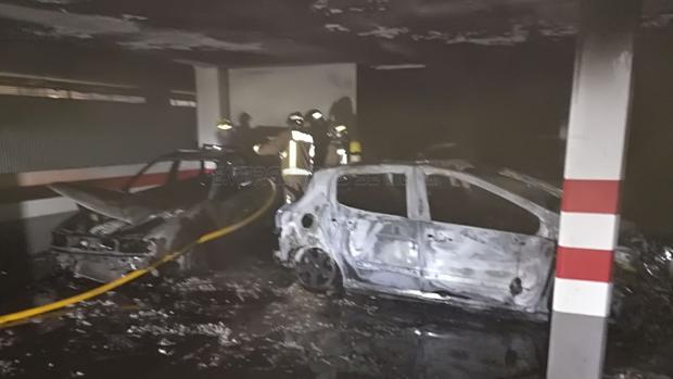 Un incendio en un garaje se salda con cuatro personas afectadas y dos coches calcinados en Sevilla
